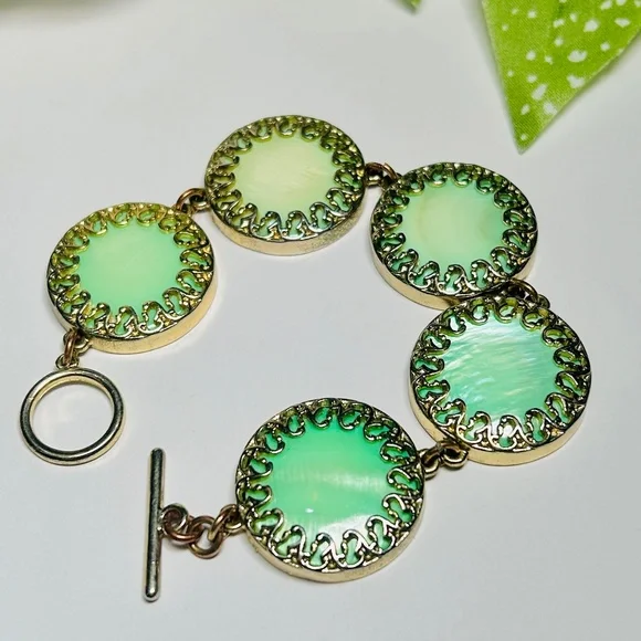 Vintage Abalone Sea Green Round Scrolled Gold Plated Toggle Bracelet - Picture 4 of 15